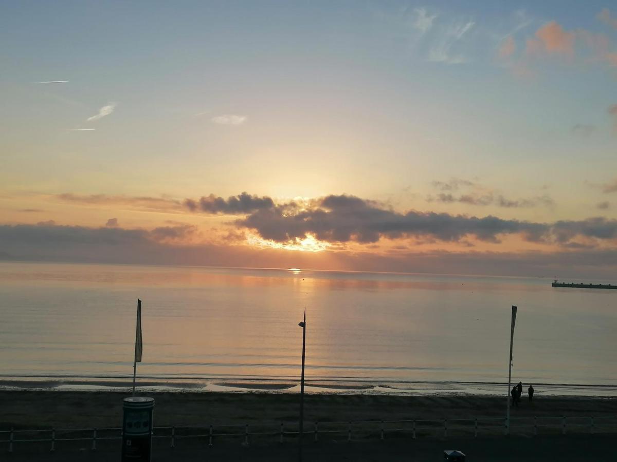 Apartment Sunrise View - Beachfront Apartment, Weymouth